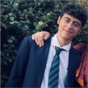 Estudiante universitario con conocimientos avanzados de inglés, interesado en la enseñanza y en ayudar a otros a aprender